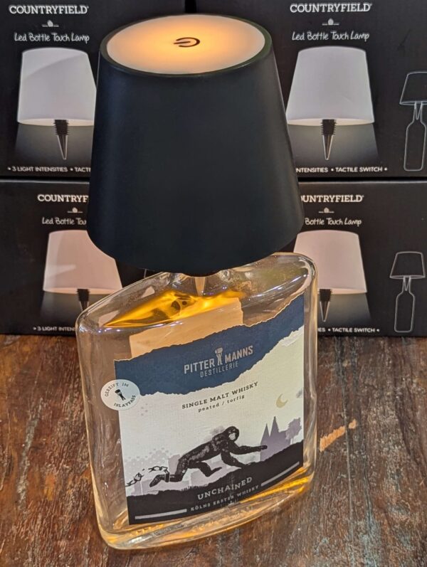 Schwarze Touch LED Flaschenlampe von Countryfield auf einer Whiskyflasche. Warmes Licht, Touchfunktion mit dimmbaren Stufen – dekorative Beleuchtung für den Innenbereich.