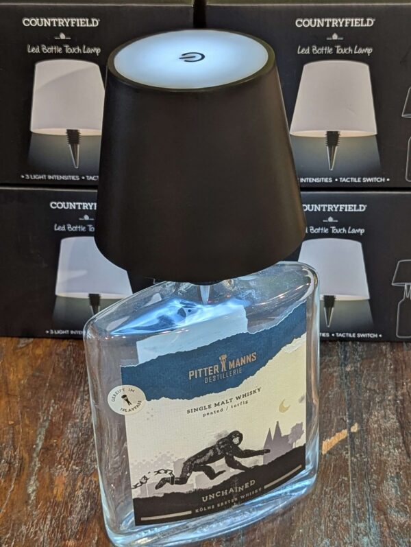 Schwarze LED Flaschenlampe mit kaltweissem Licht auf einer Whiskyflasche