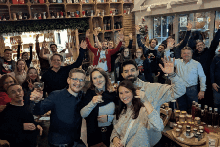 gruppe bedankt sich mit feinkost geschenk fuer gastgeber