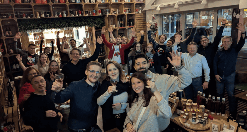 gruppe bedankt sich mit feinkost geschenk fuer gastgeber